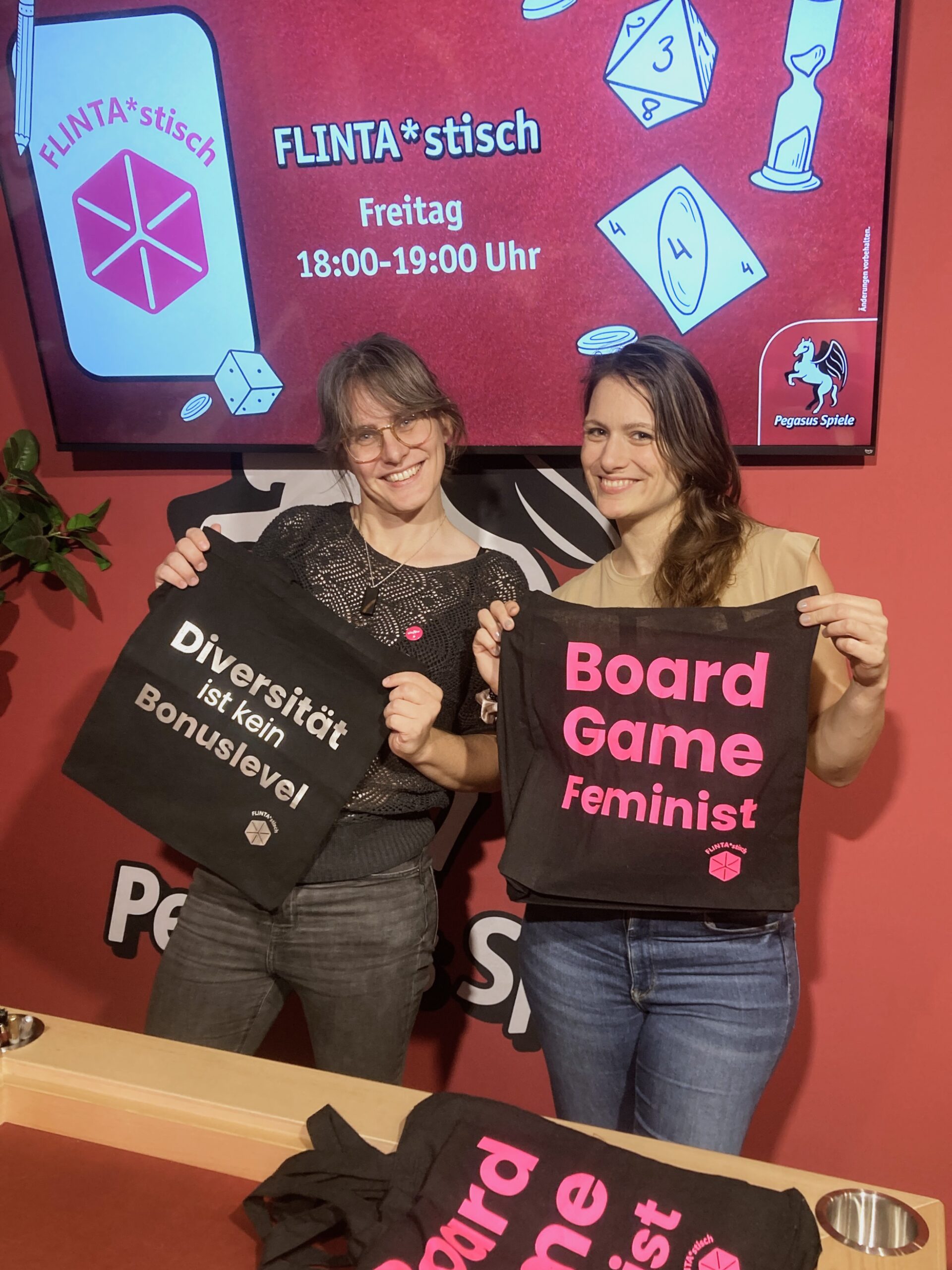 Rosa (l.) und Jule in der Pegasus Creator's Corner